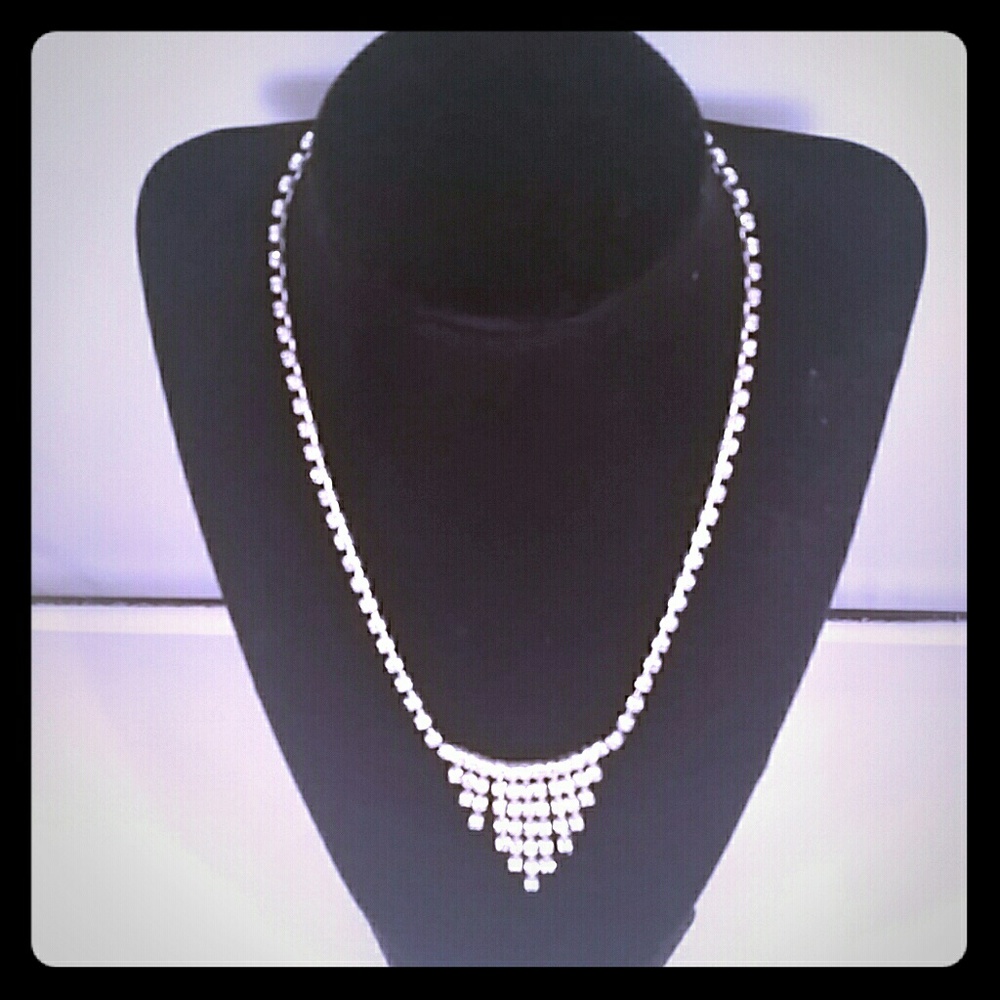 BRAND NEW SILVER AND CRYSTAL NECKLACE.
